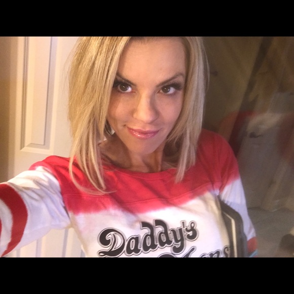 Hi Poshers!!!  My name is Melinda Wooten - Picture 1 of 6